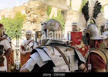 Des reconstituteurs enthousiastes habillés en légionnaires romains se produisent au Forum romain de Mérida, en Espagne. Les costumes détaillés et le cadre historique apportent un Banque D'Images