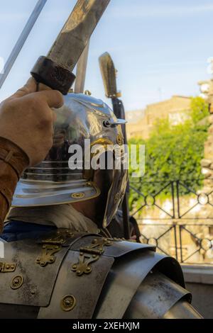 Des reconstituteurs enthousiastes habillés en légionnaires romains se produisent au Forum romain de Mérida, en Espagne. Les costumes détaillés et le cadre historique apportent un Banque D'Images