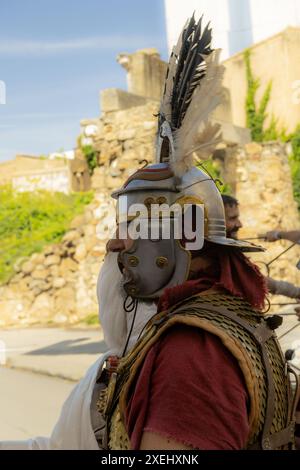 Des reconstituteurs enthousiastes habillés en légionnaires romains se produisent au Forum romain de Mérida, en Espagne. Les costumes détaillés et le cadre historique apportent un Banque D'Images