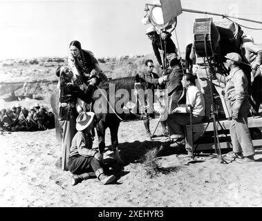 RAMON NOVARRO et LUPE VELEZ sur le lieu de tournage Candid avec Movie / film Crew en Arizona lors du tournage de LAUGHING BOY 1934 réalisateur W.S. VAN DYKE roman Oliver la Farge scénario John Colton et John Lee Mahin armoire Dolly Tree Metro Goldwyn Mayer (MGM) Banque D'Images