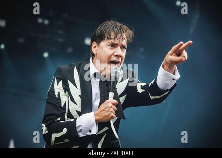 Copenhague, Danemark. 20 juin 2024. Le groupe de rock suédois The Hives donne un concert lors du festival danois de heavy metal Copenhague 2024 à Copenhague. Ici, la chanteuse Pelle Almqvist est vue en direct sur scène. Banque D'Images