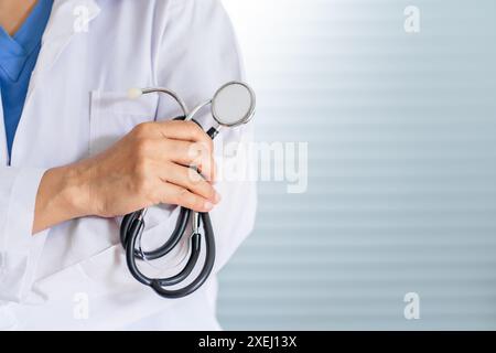 Médecin asiatique senior portant des lunettes et uniforme avec stéthoscope dans handÂ Healthcare et concept médical Banque D'Images