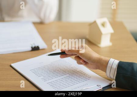 Timbre approuvé avec les gens d'affaires signant le contrat faisant affaire avec le consultant immobilier d'assurance habitation investissement immobilier Banque D'Images