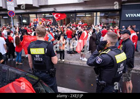 Türkische Fußballfans feiern in Berlin-Kreuzberg anlässlich des Fußballspiels Türkei gegen Georgien während der UEFA EURO 2024. / Les fans de football turcs célèbrent à Berlin-Kreuzberg le match de football entre la Turquie et la Géorgie pendant l'UEFA EURO 2024. Snapshot-Photography/K.M.Krause *** les fans de football turcs célèbrent à Berlin Kreuzberg à l'occasion du match de football entre la Turquie et la Géorgie lors de l'UEFA EURO 2024 les fans de football turcs célèbrent à Berlin Kreuzberg à l'occasion du match de football entre la Turquie et la Géorgie lors de l'UEFA EURO 2024 photographie instantanée K M Kra Banque D'Images