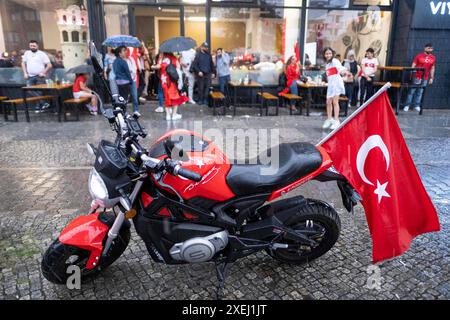 Türkische Fußballfans feiern in Berlin-Kreuzberg anlässlich des Fußballspiels Türkei gegen Georgien während der UEFA EURO 2024. / Les fans de football turcs célèbrent à Berlin-Kreuzberg le match de football entre la Turquie et la Géorgie pendant l'UEFA EURO 2024. Snapshot-Photography/K.M.Krause *** les fans de football turcs célèbrent à Berlin Kreuzberg à l'occasion du match de football entre la Turquie et la Géorgie lors de l'UEFA EURO 2024 les fans de football turcs célèbrent à Berlin Kreuzberg à l'occasion du match de football entre la Turquie et la Géorgie lors de l'UEFA EURO 2024 photographie instantanée K M Kra Banque D'Images