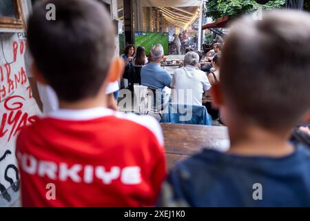 Türkische Fußballfans verfolgen in Berlin-Kreuzberg das Fußballspiel Türkei gegen Georgien während der UEFA EURO 2024. / Les fans de football turcs regardent le match de football entre la Turquie et la Géorgie lors de l'UEFA EURO 2024 à Berlin-Kreuzberg. Snapshot-Photography/K.M.Krause *** les fans de football turcs regardent le match de football entre la Turquie et la Géorgie lors de l'UEFA EURO 2024 à Berlin Kreuzberg snapshot Photography K M Krause Banque D'Images