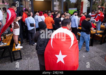 Türkische Fußballfans verfolgen in Berlin-Kreuzberg das Fußballspiel Türkei gegen Georgien während der UEFA EURO 2024. / Les fans de football turcs regardent le match de football entre la Turquie et la Géorgie lors de l'UEFA EURO 2024 à Berlin-Kreuzberg. Snapshot-Photography/K.M.Krause *** les fans de football turcs regardent le match de football entre la Turquie et la Géorgie lors de l'UEFA EURO 2024 à Berlin Kreuzberg snapshot Photography K M Krause Banque D'Images