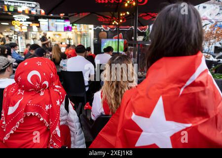 Türkische Fußballfans verfolgen in Berlin-Kreuzberg das Fußballspiel Türkei gegen Georgien während der UEFA EURO 2024. / Les fans de football turcs regardent le match de football entre la Turquie et la Géorgie lors de l'UEFA EURO 2024 à Berlin-Kreuzberg. Snapshot-Photography/K.M.Krause *** les fans de football turcs regardent le match de football entre la Turquie et la Géorgie lors de l'UEFA EURO 2024 à Berlin Kreuzberg snapshot Photography K M Krause Banque D'Images
