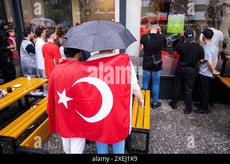 Türkische Fußballfans verfolgen in Berlin-Kreuzberg das Fußballspiel Türkei gegen Georgien während der UEFA EURO 2024. / Les fans de football turcs regardent le match de football entre la Turquie et la Géorgie lors de l'UEFA EURO 2024 à Berlin-Kreuzberg. Snapshot-Photography/K.M.Krause *** les fans de football turcs regardent le match de football entre la Turquie et la Géorgie lors de l'UEFA EURO 2024 à Berlin Kreuzberg snapshot Photography K M Krause Banque D'Images