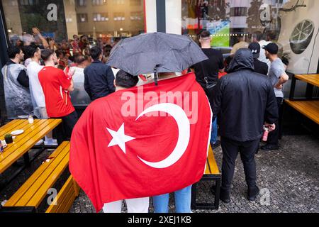Türkische Fußballfans verfolgen in Berlin-Kreuzberg das Fußballspiel Türkei gegen Georgien während der UEFA EURO 2024. / Les fans de football turcs regardent le match de football entre la Turquie et la Géorgie lors de l'UEFA EURO 2024 à Berlin-Kreuzberg. Snapshot-Photography/K.M.Krause *** les fans de football turcs regardent le match de football entre la Turquie et la Géorgie lors de l'UEFA EURO 2024 à Berlin Kreuzberg snapshot Photography K M Krause Banque D'Images