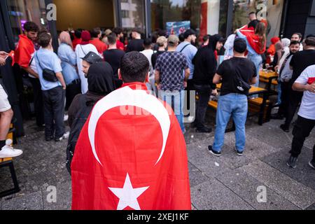 Türkische Fußballfans verfolgen in Berlin-Kreuzberg das Fußballspiel Türkei gegen Georgien während der UEFA EURO 2024. / Les fans de football turcs regardent le match de football entre la Turquie et la Géorgie lors de l'UEFA EURO 2024 à Berlin-Kreuzberg. Snapshot-Photography/K.M.Krause *** les fans de football turcs regardent le match de football entre la Turquie et la Géorgie lors de l'UEFA EURO 2024 à Berlin Kreuzberg snapshot Photography K M Krause Banque D'Images