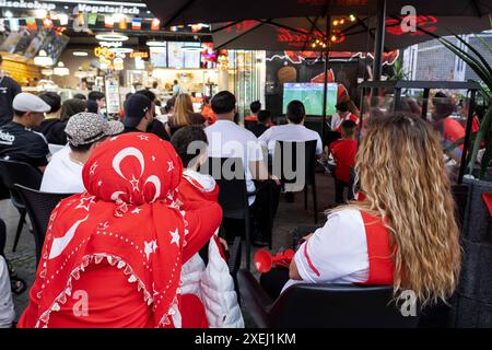 Türkische Fußballfans verfolgen in Berlin-Kreuzberg das Fußballspiel Türkei gegen Georgien während der UEFA EURO 2024. / Les fans de football turcs regardent le match de football entre la Turquie et la Géorgie lors de l'UEFA EURO 2024 à Berlin-Kreuzberg. Snapshot-Photography/K.M.Krause *** les fans de football turcs regardent le match de football entre la Turquie et la Géorgie lors de l'UEFA EURO 2024 à Berlin Kreuzberg snapshot Photography K M Krause Banque D'Images