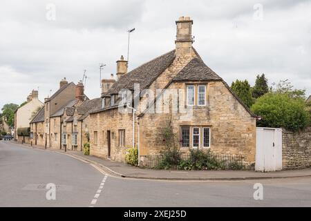 Chalets dans le joli village Cotswold de Chipping Campden. Banque D'Images