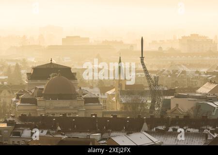 Vue sur la ville de Graz en Autriche par un matin d'hiver ensoleillé Banque D'Images