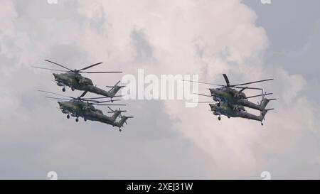 KUBINKA, RUSSIE - 15 mai 2021 : hélicoptères d'attaque Mil mi-28, événement anniversaire DE l'équipe aérobatique STRIZHI 30th Banque D'Images