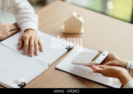 Les gens d'affaires signant le contrat faisant affaire avec le concept d'agent immobilier pour l'investissement immobilier d'assurance habitation de consultant Banque D'Images