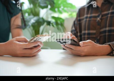 Amis utilisant smartphoneÂ addict mobile passant du temps à vérifier la technologie de téléphonie cellulaire des médias sociaux FriendshipÂ addicti social Banque D'Images