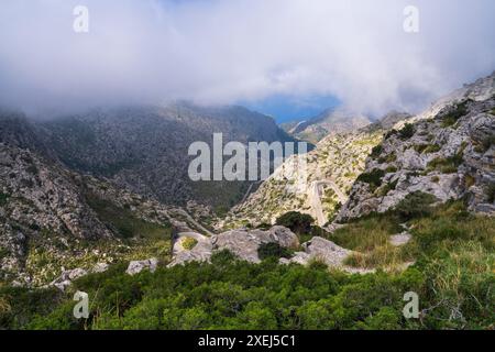 Nuages sur la célèbre route sinueuse sa Calobra sur l'île de Majorque, Espagne. Belles montagnes de Majorque. Méditerranée, Majorque, Majorka, Ba Banque D'Images