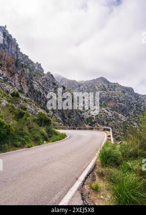 Nuages sur la célèbre route sinueuse de sa Calobra sur l'île de Majorque, Espagne. Virage dangereux de la route dans les nuages voyage autour de l'île. Banque D'Images