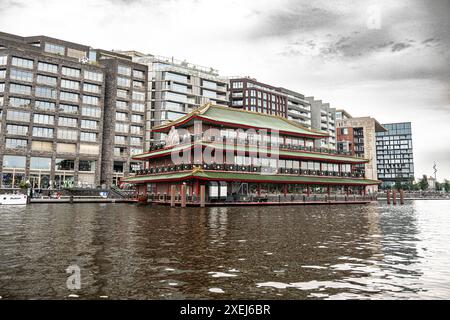 Amsterdam, la capitale des pays-Bas, est réputée pour son riche patrimoine artistique, son système complexe de canaux et ses maisons étroites distinctives avec gabl Banque D'Images