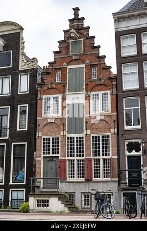 Amsterdam, la capitale des pays-Bas, est réputée pour son riche patrimoine artistique, son système complexe de canaux et ses maisons étroites distinctives avec gabl Banque D'Images