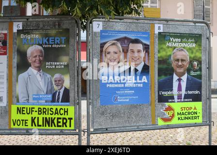 Wahlplakate fuer die Wahlen zur franzoesischen Nationalversammlung in neuf-Brisach im DŽpartement Haut-Rhin, Region Grand est bis 2015 Elsass. Nach dem haushohen SIEG des rechtspopulistischen rassemblement National BEI den Europawahlen Hat Praesident Emmanuel Macron das Parlament aufgeloest und Neuwahlen angesetzt. *** Affiches électorales pour les élections à l'Assemblée nationale française à neuf Brisach dans le Haut Rhin, région Grand est jusqu'en 2015 Alsace après la victoire retentissante du rassemblement national populiste de droite aux élections européennes, le président Emmanuel Macron Banque D'Images