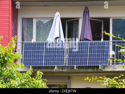 Balkonkraftwerk im oekologischen Vorzeigeviertel quartier Vauban à Fribourg. Bundesweit haengen auf immer mehr Balkonen Solarzellen, Bundestag und Bundesrat haben die Huerden fuer Balkonsolaranlagen gesenkt. *** Centrale à balcon dans le quartier vitrine écologique du quartier Vauban à Fribourg de plus en plus de balcons dans toute l'Allemagne sont équipés de cellules solaires, le Bundestag et le Bundesrat ont abaissé les obstacles pour les systèmes solaires de balcon Banque D'Images