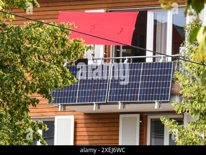 Balkonkraftwerk im oekologischen Vorzeigeviertel quartier Vauban à Fribourg. Bundesweit haengen auf immer mehr Balkonen Solarzellen, Bundestag und Bundesrat haben die Huerden fuer Balkonsolaranlagen gesenkt. *** Centrale à balcon dans le quartier vitrine écologique du quartier Vauban à Fribourg de plus en plus de balcons dans toute l'Allemagne sont équipés de cellules solaires, le Bundestag et le Bundesrat ont abaissé les obstacles pour les systèmes solaires de balcon Banque D'Images