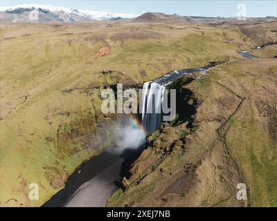 Vue d'en haut, vue aérienne imprenable sur la spectaculaire cascade de Skógafoss dans le sud de l'Islande. Skógafoss est l'une des plus grandes cascades d'Islande. Banque D'Images