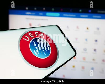 Smartphone avec logo de l'Union des associations européennes de football (UEFA) devant le site Web. Mettez l'accent sur le centre-gauche de l'écran du téléphone. Banque D'Images