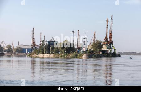 Vue côtière du port de ruse avec grues portiques à la digue, Danube riverm Bulgarie Banque D'Images