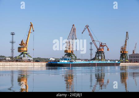 Vue sur le port de ruse avec grues portiques sur le remblai et une barge de fret amarrée dans le port Banque D'Images