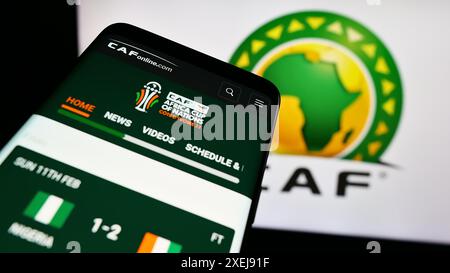 Téléphone portable avec le site de l'association Confédération africaine de Football (CAF) devant le logo. Concentrez-vous sur le coin supérieur gauche de l'écran du téléphone. Banque D'Images