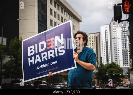 Atlanta, Géorgie, États-Unis. 27 juin 2024. RAY DAFRICO, partisan de Biden, originaire d'Atlanta, en Géorgie, soutient Biden avant du premier débat présidentiel de 2024 au siège de CNN à Atlanta, en Géorgie. (Crédit image : © Dave Decker/ZUMA Press Wire) USAGE ÉDITORIAL SEULEMENT! Non destiné à UN USAGE commercial ! Banque D'Images