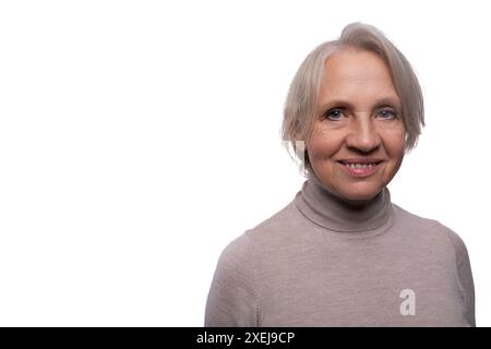 Portrait d'une femme mûre de genre avec les cheveux gris sur un fond blanc Banque D'Images