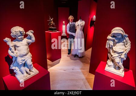 Londres, Royaume-Uni. 28 juin 2024. Une robe de demoiselle d'honneur royale par Norman Hartnell, 1947 du mariage de S.M. la reine Elizabeth II et S.A.R. le duc d'Édimbourg (estimation : £30,000-50,000) - Christie's Classic week sales. Couvrant l'art de l'Antiquité au XXe siècle, avec six ventes aux enchères en direct, la série se déroulera du 2 au 10 juillet, avec des temps forts des enchères à la vue du public du 28 juin. Crédit : Guy Bell/Alamy Live News Banque D'Images