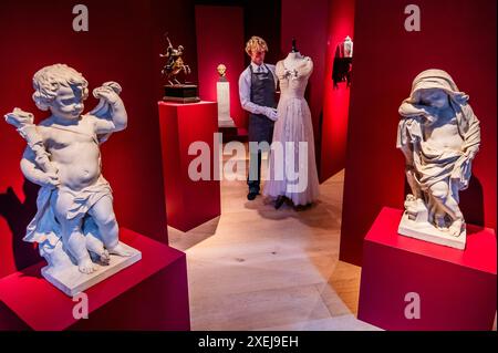 Londres, Royaume-Uni. 28 juin 2024. Une robe de demoiselle d'honneur royale par Norman Hartnell, 1947 du mariage de S.M. la reine Elizabeth II et S.A.R. le duc d'Édimbourg (estimation : £30,000-50,000) - Christie's Classic week sales. Couvrant l'art de l'Antiquité au XXe siècle, avec six ventes aux enchères en direct, la série se déroulera du 2 au 10 juillet, avec des temps forts des enchères à la vue du public du 28 juin. Crédit : Guy Bell/Alamy Live News Banque D'Images