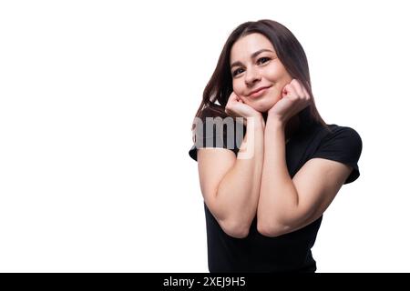 femme brune de 25 ans avec les yeux bruns est amoureuse Banque D'Images