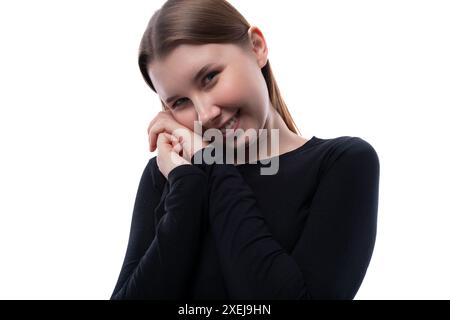 Portrait rapproché d'une charmante fille de 12 ans aux cheveux clairs regardant l'appareil photo Banque D'Images