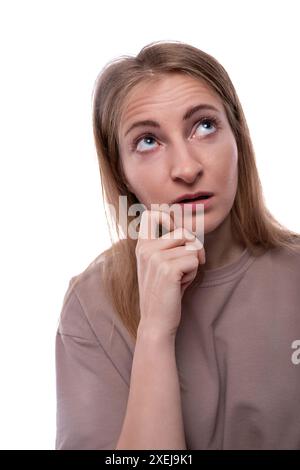 Femme blonde de 40 ans portant un T-shirt sur fond de studio Banque D'Images