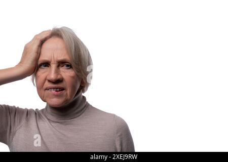 Portrait d'une femme âgée excitée avec les cheveux gris sur un fond avec espace de copie Banque D'Images