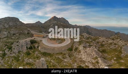 Vue aérienne du virage en épingle à cheveux nus de sa Corbata dans la Serra Tramuntana de Majorque près du col de Coll de Reis Banque D'Images