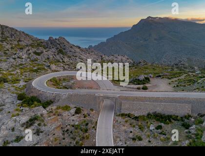 Vue aérienne du virage en épingle à cheveux nus de sa Corbata dans la Serra Tramuntana de Majorque près du col de Coll de Reis Banque D'Images