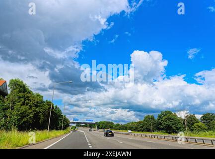 L'autoroute M3 en direction de l'est approche de la jonction 1 à Sunbury traverser un jour d'été ensoleillé Surrey Angleterre Royaume-Uni Banque D'Images