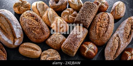 Assortiment de produits de boulangerie, y compris des pains et des petits pains. Banque D'Images