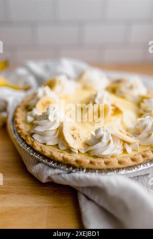 Tranche de tarte à la banane crémeuse avec garniture fouettée Banque D'Images