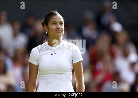 Photo du dossier datée du 29-06-2022 d'Emma Raducanu, dont le premier match à Wimbledon depuis deux ans sera contre la russe 22e Seed Ekaterina Alexandrova. Date d'émission : vendredi 28 juin 2024. Banque D'Images