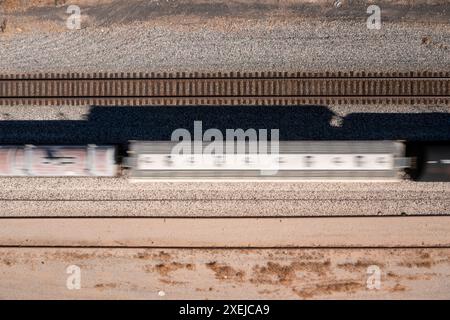 Vue de dessus regardant droit vers le bas sur un train en mouvement Banque D'Images