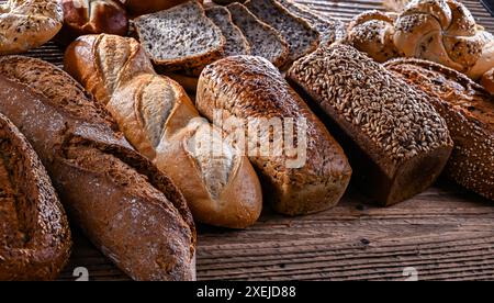 Assortiment de produits de boulangerie, y compris des pains et des petits pains. Banque D'Images