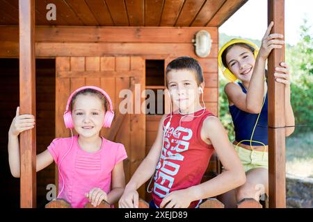 portrait de trois garçons en vêtements de sport souriants regardant la caméra Banque D'Images